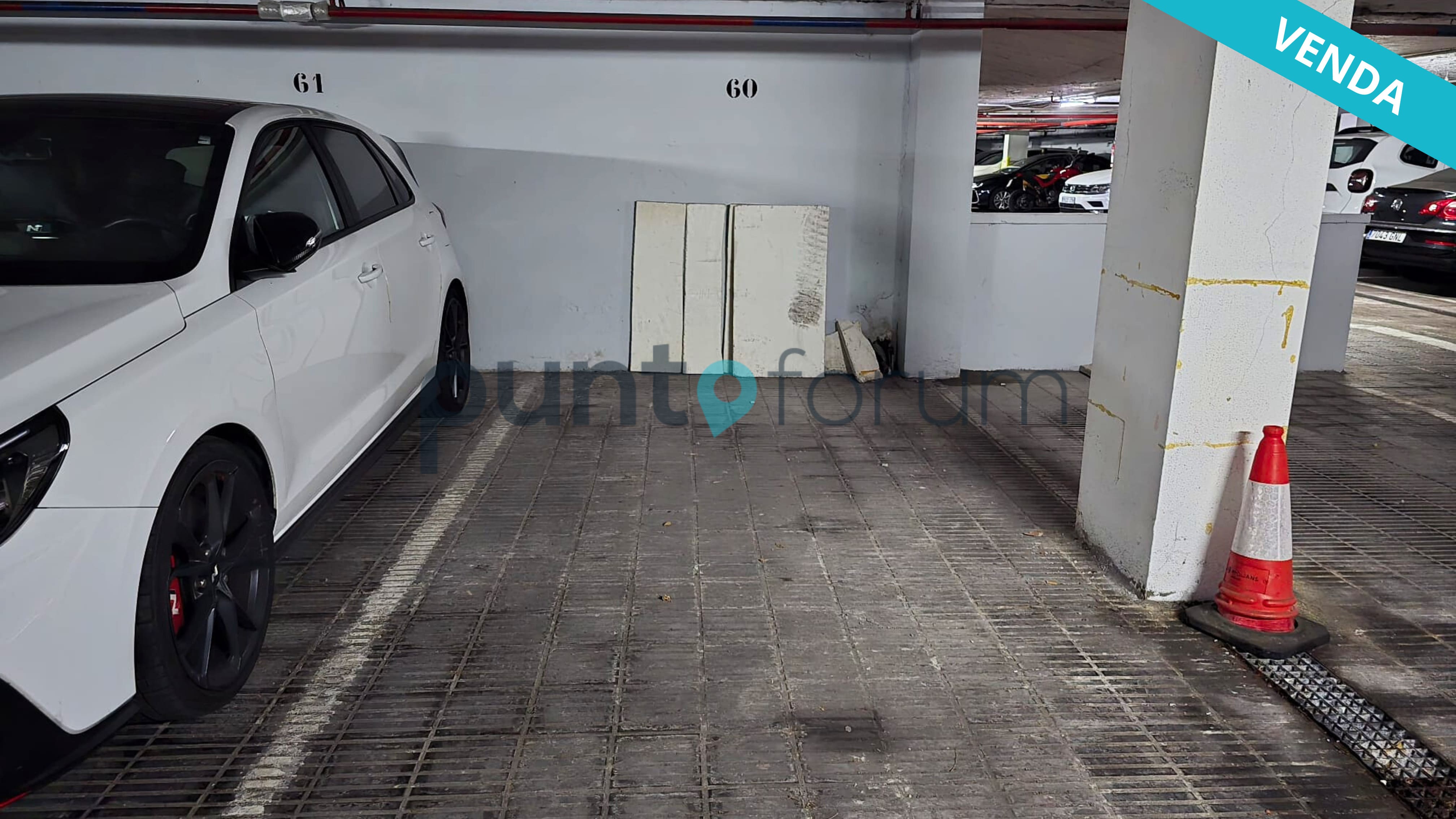 ¡OPORTUNIDAD, se vende plaza de parking en Provençals del Poblenou, ideal para cualquier tamaño de coche!