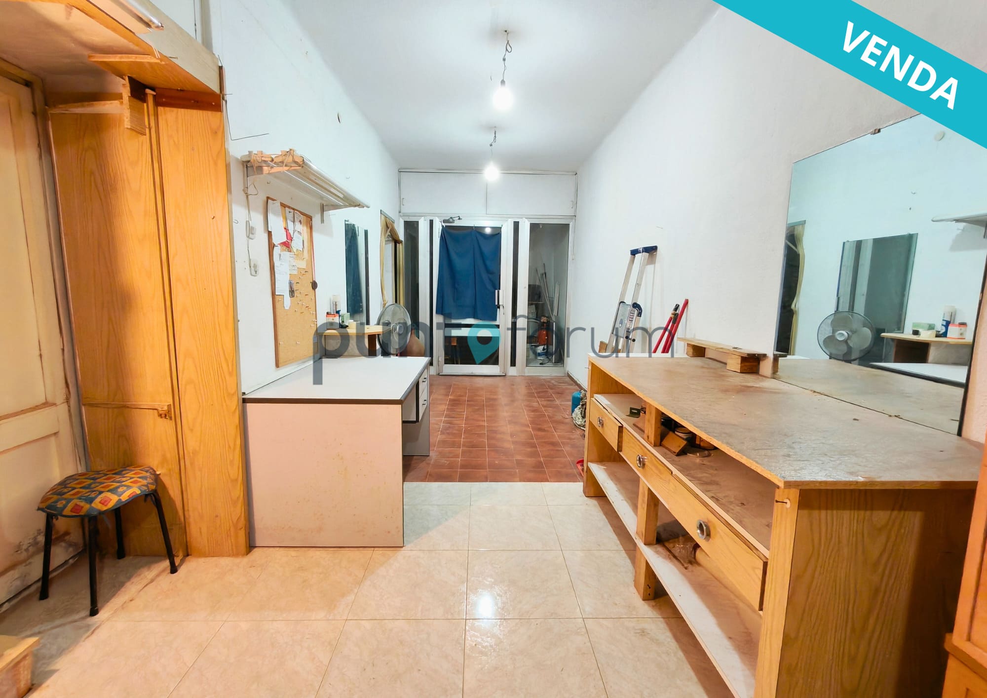 Oportunidad de inversión en Calle Maresme: Piso de 60 m² en planta baja, en una finca de los años sesenta con ascensor. Gran potencial de revalorización!