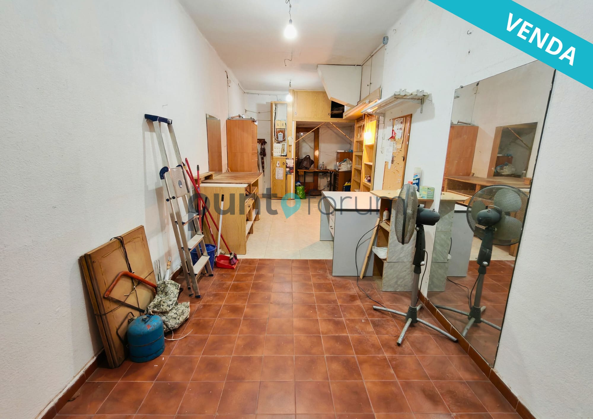 Oportunidad de inversión en Calle Maresme: Piso de 60 m² en planta baja, en una finca de los años sesenta con ascensor. Gran potencial de revalorización!